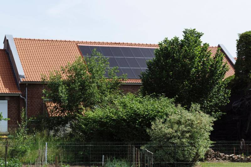 Installer des panneaux solaires photovoltaïques sur une toiture en tuile normande à Étretat à proximité de Fécamp 76